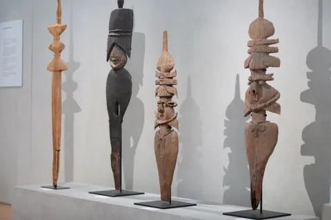 Vue sur des statues kanak