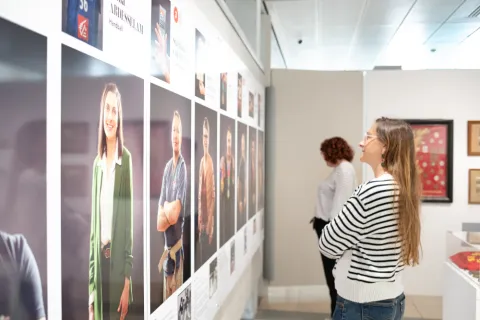 Deux femmes regardent des panneaux