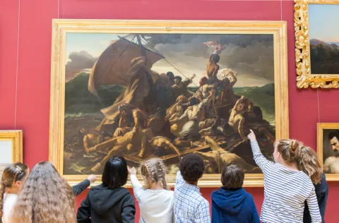 Enfants devant le tableau du Rdeau de la Méduse