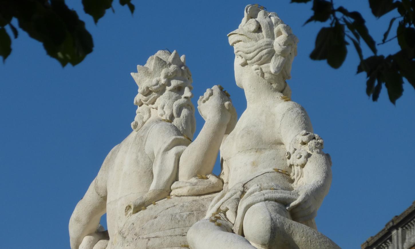 Statues un homme et une femme se tiennent par la main en face à face. Fontaine place Colbert à Rochefort