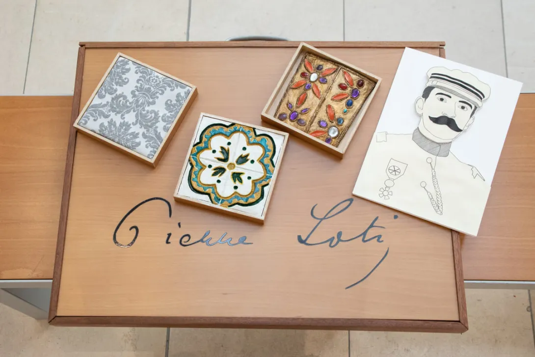 un croquis de Pierre Loti et des objets de médiation