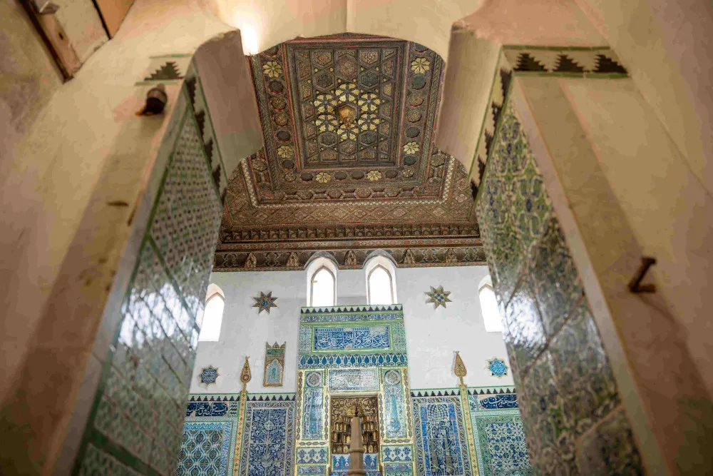 Vue sur le plafond décoré de la mosquée dans la Maison de Pierre Loti