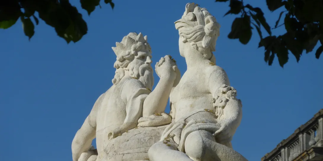 Statues un homme et une femme se tiennent par la main en face à face. Fontaine place Colbert à Rochefort
