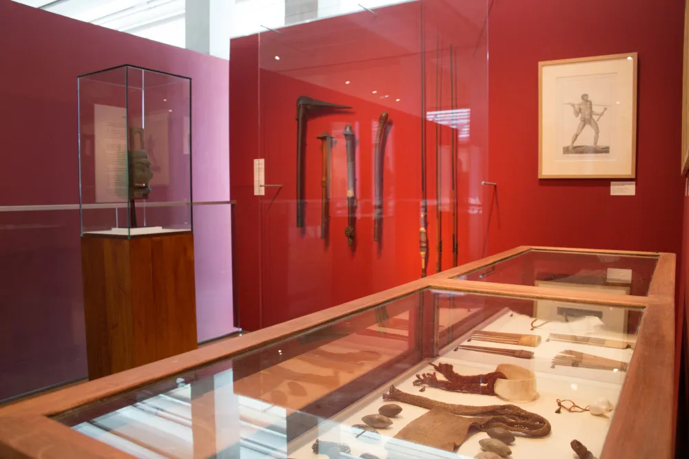 une vitrine avec des objets kanak